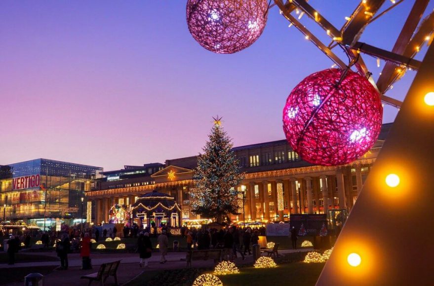 Die schönsten Weihnachtsmärkte in und um Stuttgart  black dots white spots