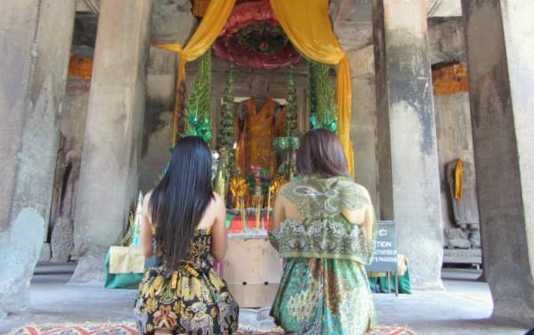 Betende in Angkor Wat