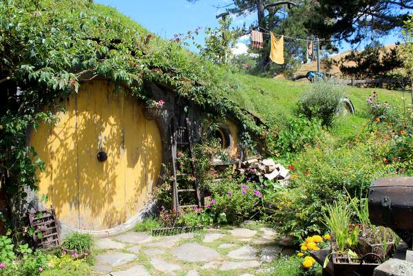 Hobbithöhle mit gelber Tür