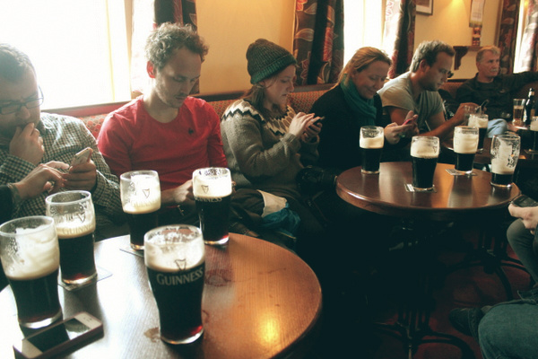 Reiseblogger im Pub Donegal Irland