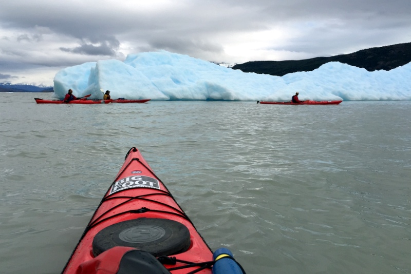 Kajaken mit Eisbergen Lago Grey Torres del Paine Patagonien