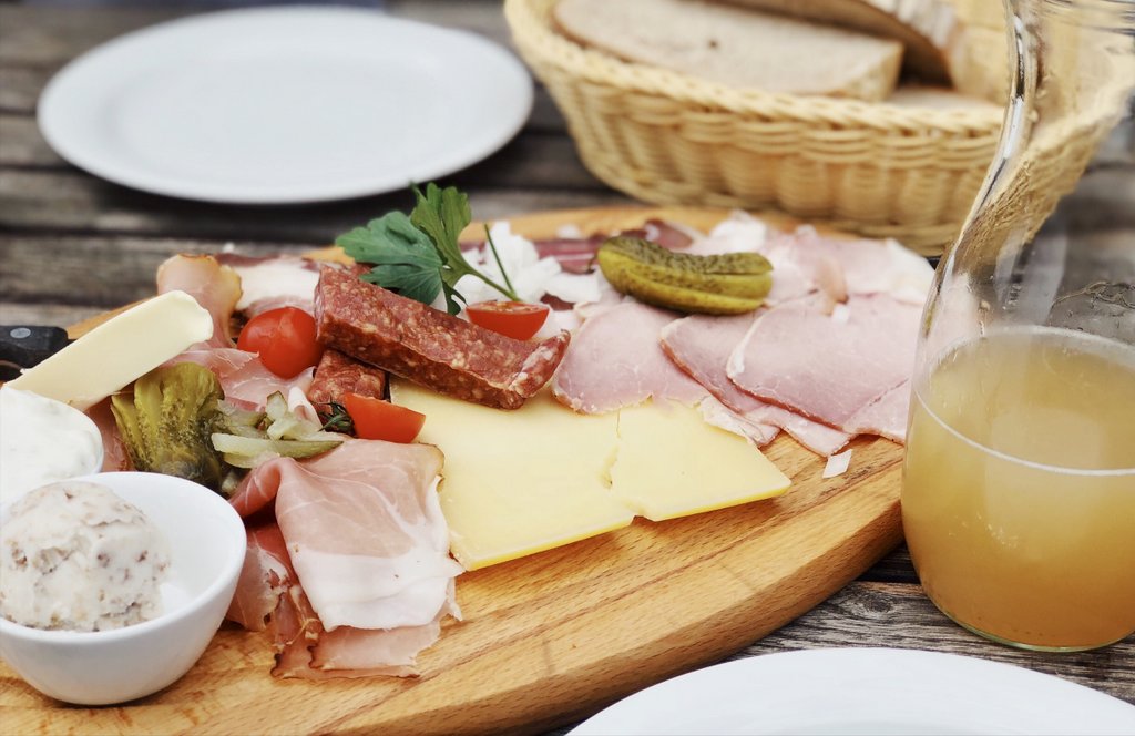 Schwarzwald-Spezialitaeten-Vesperplatte