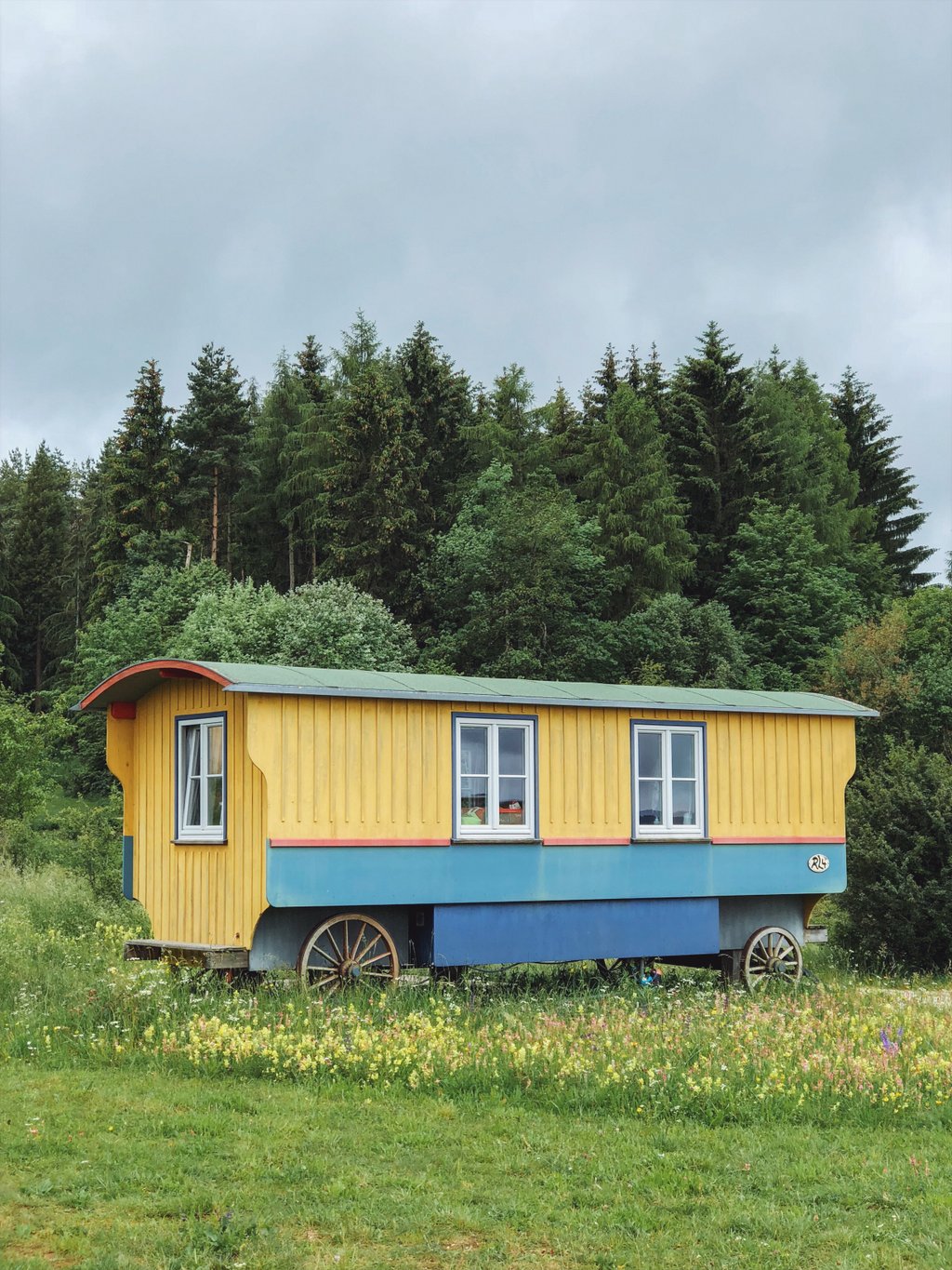 Hofgut-Hopfenburg-uebernachten-Zirkuswagen