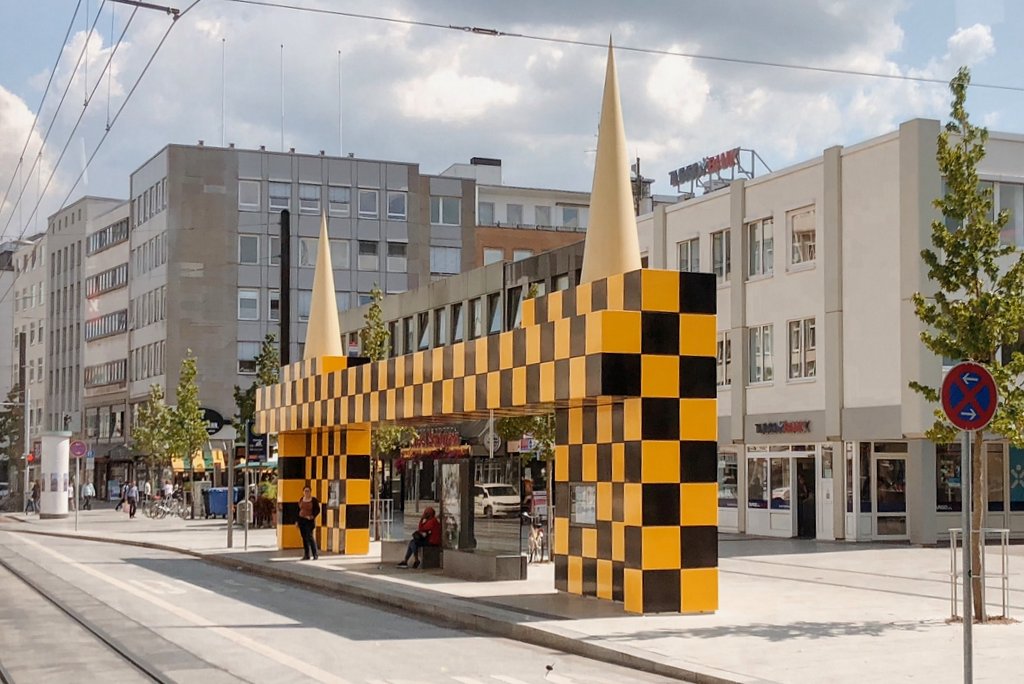 Verrueckte-Bushaltestellen-in-Hannover.