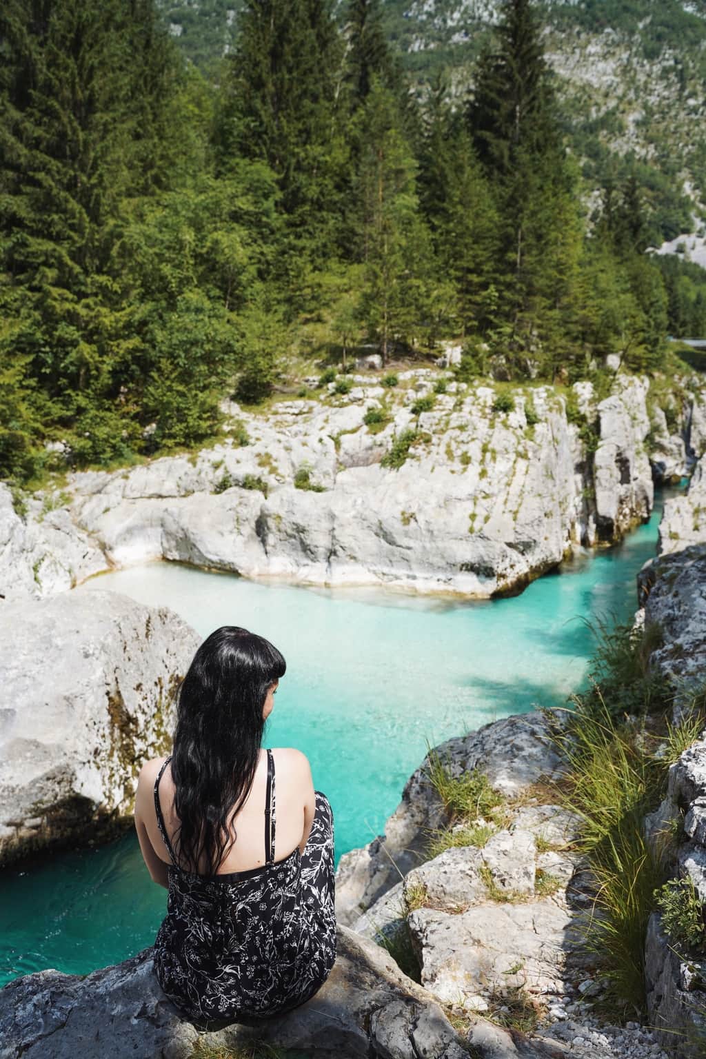 Am smaragdfarbenen Fluss Soca in den slowenischen Alpen
