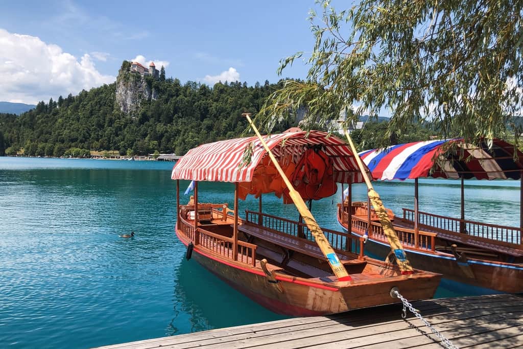 Holzboote am Bleder See Slowenien