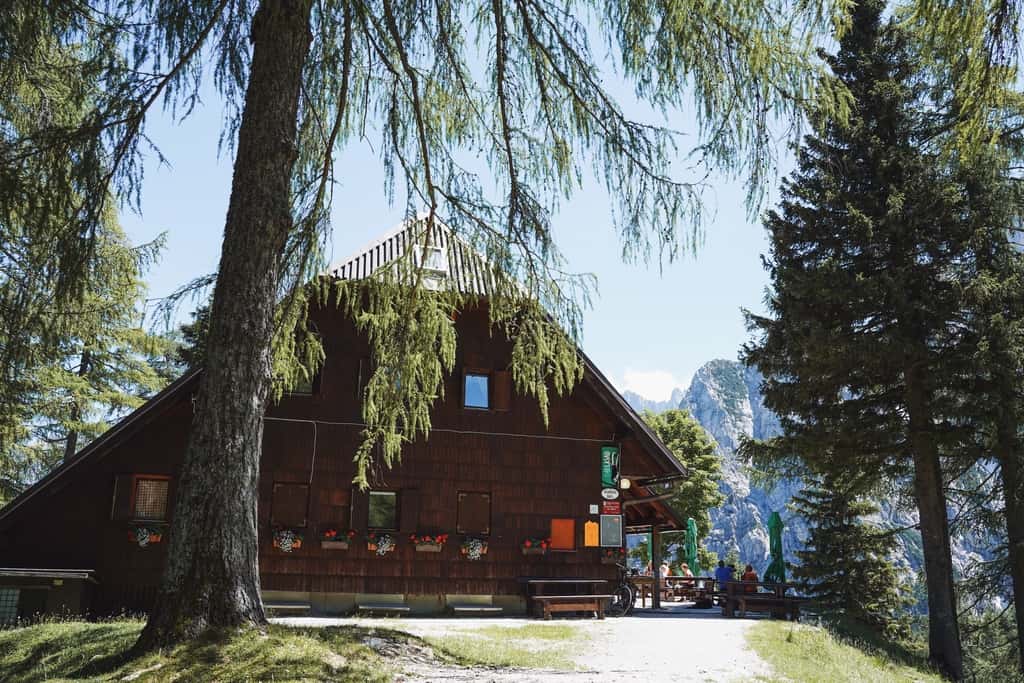 Huette am Vrsic Pass in Slowenien