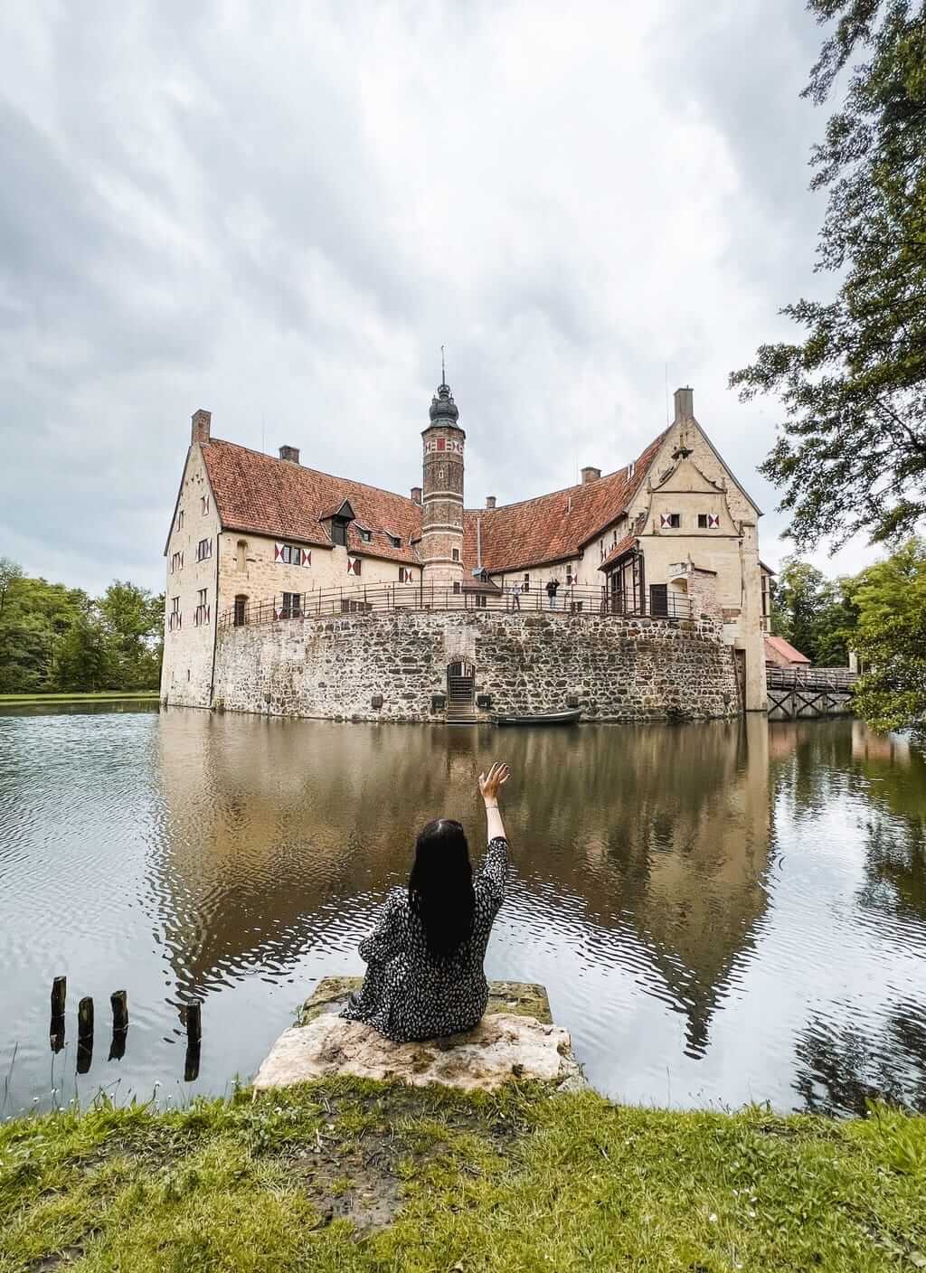 Die mittelalterliche Burg Vischering im Münsterland spiegelt sich im Wassergraben