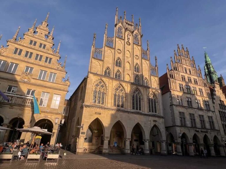 Historisches Rathaus in Münster, von der Abendsonne angestrahlt