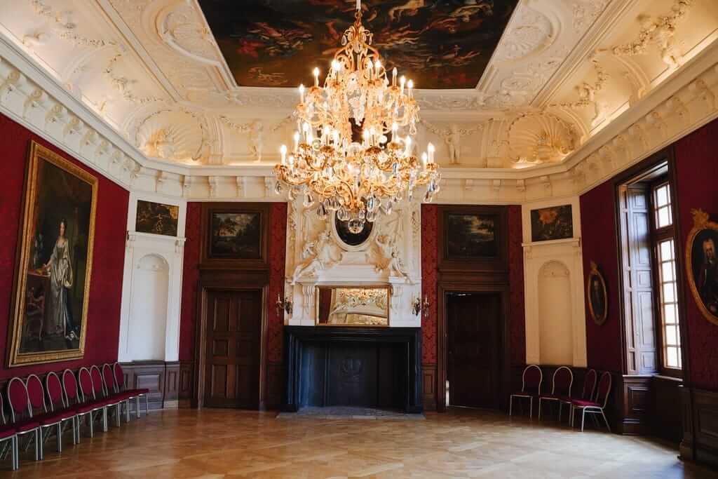 Barock verzierter Innenraum mit Kronleuchter im Schloss Nordkirchen
