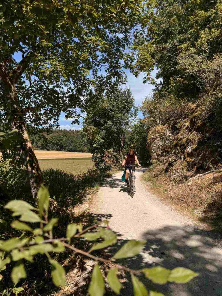 Radlerin auf dem Albtäler Radweg durchs Lonetal