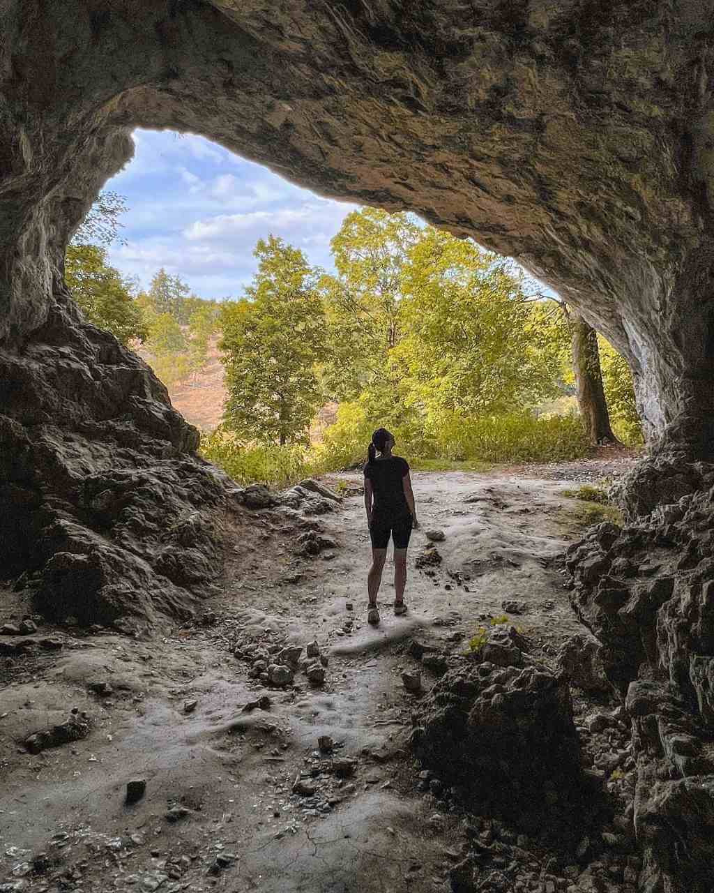 Blick aus dem Inneren der Hohlensteinhoehle im Lonetal, Schwäbische Alb