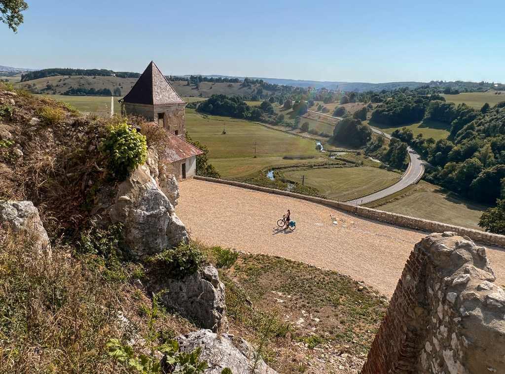 Fahrradfahrerin im Hof der Ruine Kaltenburg