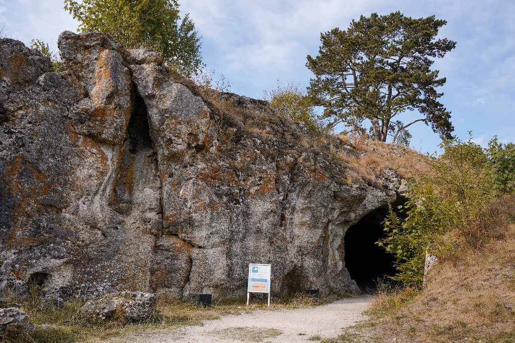 Eingang zur Vogelherdhöhle im Lonetal Schwäbische Alb