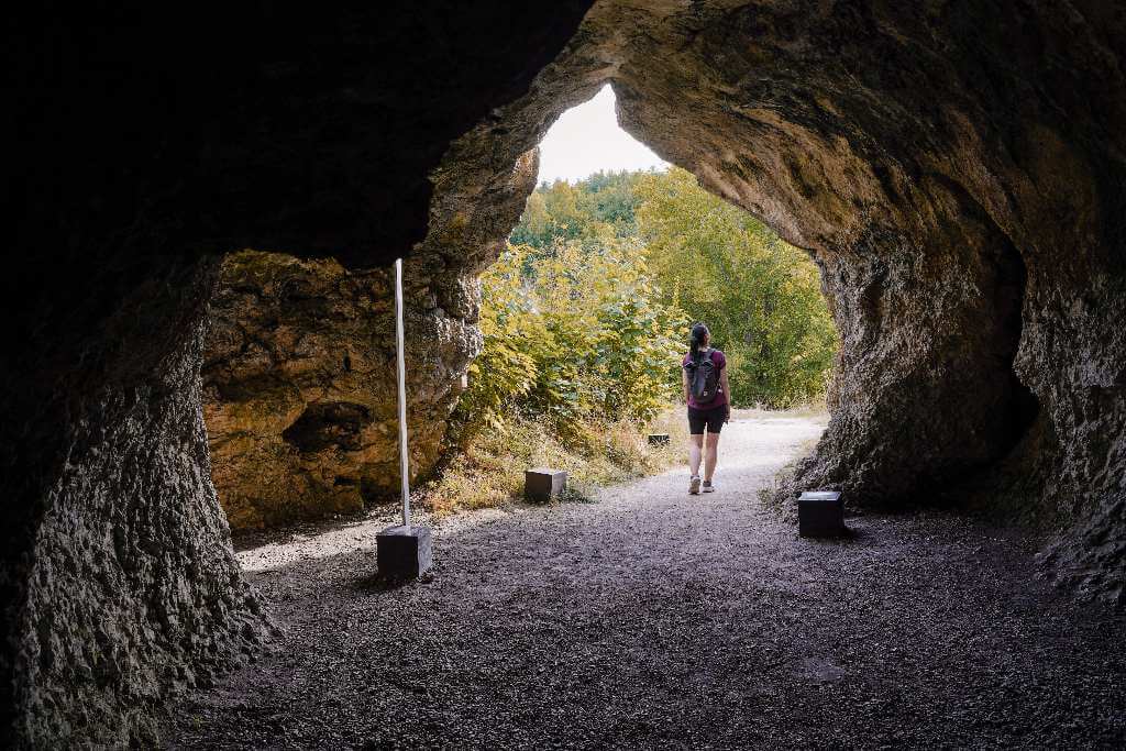 Im Inneren der Vogelherdhöhle im Lonetal, Schwäbische Alb
